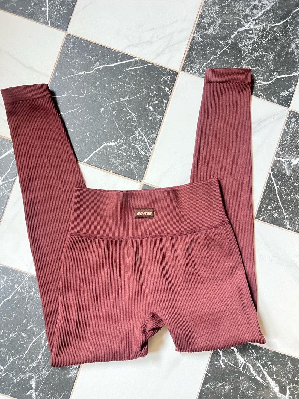 BO+TEE High-Waist Ribbed Leggings in Deep Burgundy